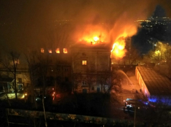 На юге Волгограда загорелось 4-этажное здание бывшего учебного центра