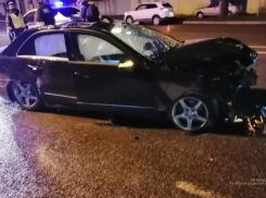 Водитель разбил Mercedes в центре Волгограда, наехав на дорожный знак: двое в больнице