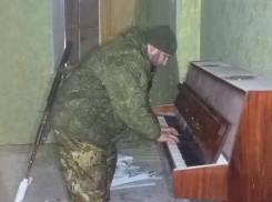 Играющий на пианино в зоне СВО волгоградский боец растрогал сердца пользователей сети