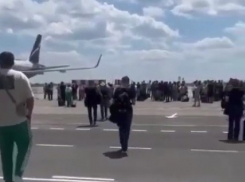 Толпы людей вышли на площадку перед самолетами: видео эвакуации в аэропорту Волгограда