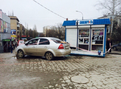 В Волгограде лихач на Chevrolet Aveo сбил 2 пешеходов, вылетев на тротуар 