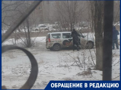 Машина застряла в затопленном дворе в Волгограде: видео