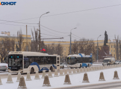 Массовые ДТП и снежные заторы остановили Волгоград в вечерний час-пик