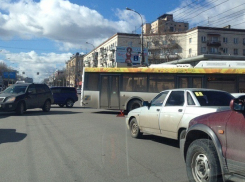 ДТП с автобусом «Питеравто» и сломанный светофор парализовали движение в центре Волгограда
