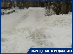 Волгоградцам не чистят дорогу от снега, а свозят его от соседних домов