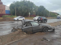 Под Волгоградом автомобиль раскололо на части: парень погиб на месте