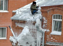 В центре Волгограда на 23-летнюю девушку с 5-го этажа рухнула глыба снега 