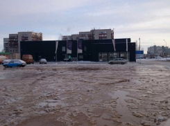 В Волгограде до сих пор не могут найти места прорыва трубы в Дзержинском районе