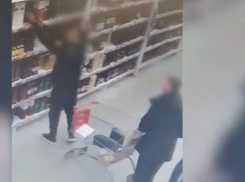 Стенд с премиальным алкоголем вынесли два волгоградца — видео