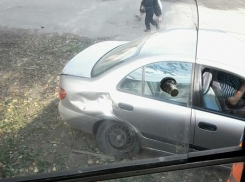 В Волгограде трамвай снес «Ниссан»