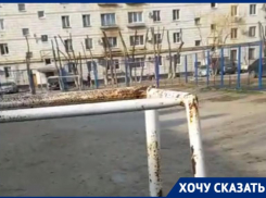 «Вместо травы – полукамни, полуасфальт, полуземля»: травмоопасное футбольное поле требует обновить волгоградка 