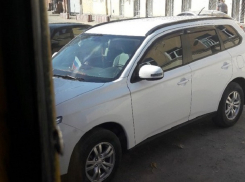 Дама в красном на белом внедорожнике парализовала движение трамваев на западе Волгограда