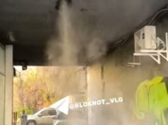 Фонтан кипятка прорвался во дворе в центре Волгограда — видео