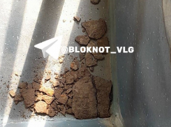 Из автобуса №85 в Волгограде повалилась ржавчина – видео  