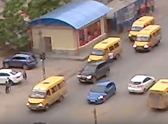 В Волжском на видео попала ожесточенная драка между пешеходом и водителем маршрутки