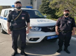 В Волжском полицейские на руках вытащили мужчину из полыхающей квартиры