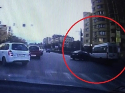 Мощное столкновение маршрутки и иномарки в центре Волгограда попало на видео