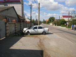 Волгоградец на «Приоре» влетел в забор жилого дома