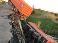 Мост обрушился под КамАЗом на трассе в Волгоградской области