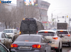В Волгограде из-за снегопада перекрыли въезд для грузовиков