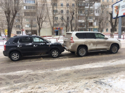 Скользкие дороги Волгограда усеяны авариями