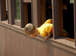 В Волгограде 2﻿-летний мальчик выпал с балкона 4 этажа 