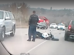 В Волгограде мотоциклист попал под три авто и чудом остался жив