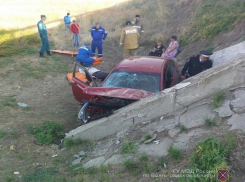 Под Волгоградом Hyundai с семьей разбился о 10-метровый водоотлив: женщина погибла, 4 пострадали