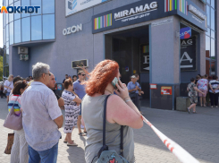 «Сигнализация вовсю трещала!»: торговцы у руин рынка в Волжском рассказали о спасении с пожара