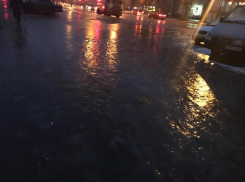 Чудовищный гололед заставил волгоградцев падать с самого утра