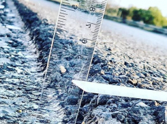 С новых дорог Волгограда таинственно исчезает асфальт 