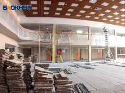 В Волжском начали ремонтировать ЦКиИ «Октябрь»