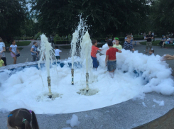 В сквере Волгограда дети искупались в фонтане с пеной 