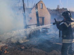 В поселке под Волгоградом два часа горел дом