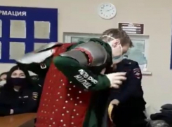 Рыцари в картонных латах примкнули к несанкционированной акции в Волгограде