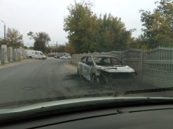 Kia Cerato сгорела дотла на западе Волгограда