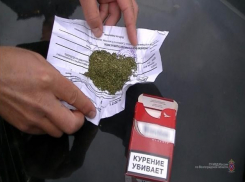 Под Волгоградом у нервничающего водителя изъяли пачку марихуаны