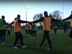 Игроки «Ротора» устроили хоровод на футбольном поле