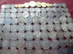 У жителя Камышина похитили почти 100 монет царской России и коллекцию значков СССР