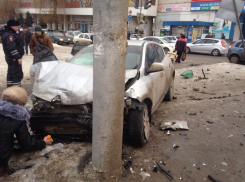    В Волгограде почти одновременно водители врезались в дерево и в столб