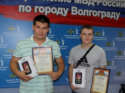 В Волгограде наградили парней, задержавших грабителя почтальонки