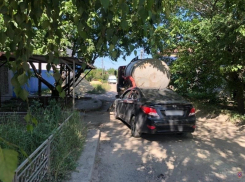 22-летняя волгоградка угнала автомобиль и протаранила на нем грузовик