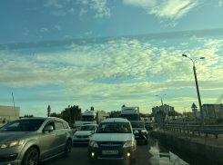 Вечерние пробки с фурами вызвал затяжной ремонт 3-ей Продольной в Волгограде