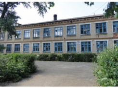 18-летний вандал «разукрасил» матом школу во Фролово 