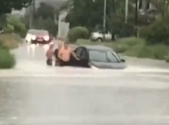 Тонут машины и люди: фото и видео потопа в Волгограде