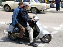 В Камышине школьники на мопеде сбили сотрудника ДПС