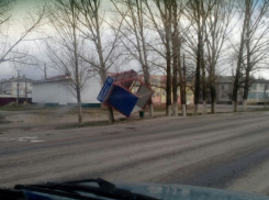 Под Волгоградом ураганный ветер снес остановку 