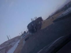 В Волгограде большегруз с зерном перевернулся на скользкой дороге 