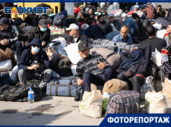 Три поезда отвезут тысячи беженцев в Узбекистан: разбитый ими в Волжском стихийный лагерь в объективе фотографа