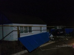 24-летние парни на мотоцикле и Ford снесли дворовые ограждения в Волгоградской области